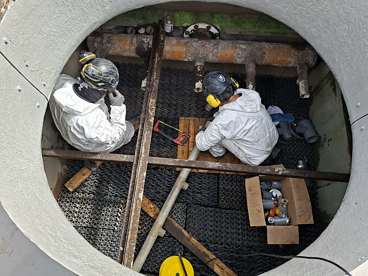 Trabajo al interior de la torre, sobre el relleno